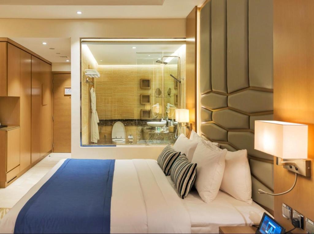 Двухместный (Пакет услуг Staycation - Включает доступ в аквапарк «Лагуна» для 2 взрослых и 2 детей) отеля Canal Central Hotel, Дубай