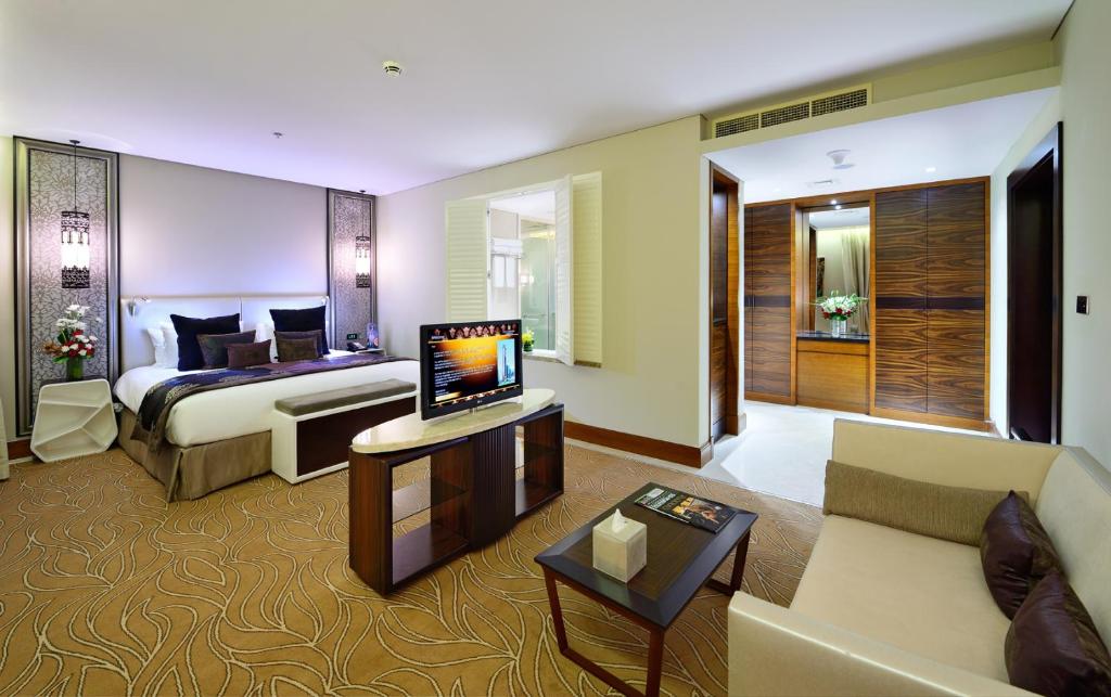 Сьюит (Представительский семейный люкс с 2 спальнями) отеля Millennium Plaza Hotel, Дубай