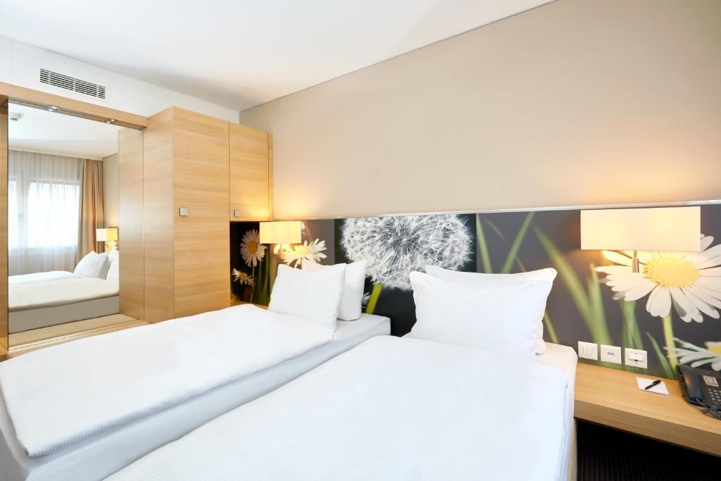 Трехместный (Двухместный номер «Комфорт» с 2 отдельными кроватями и дополнительной кроватью) отеля H+ Hotel Zürich, Цюрих