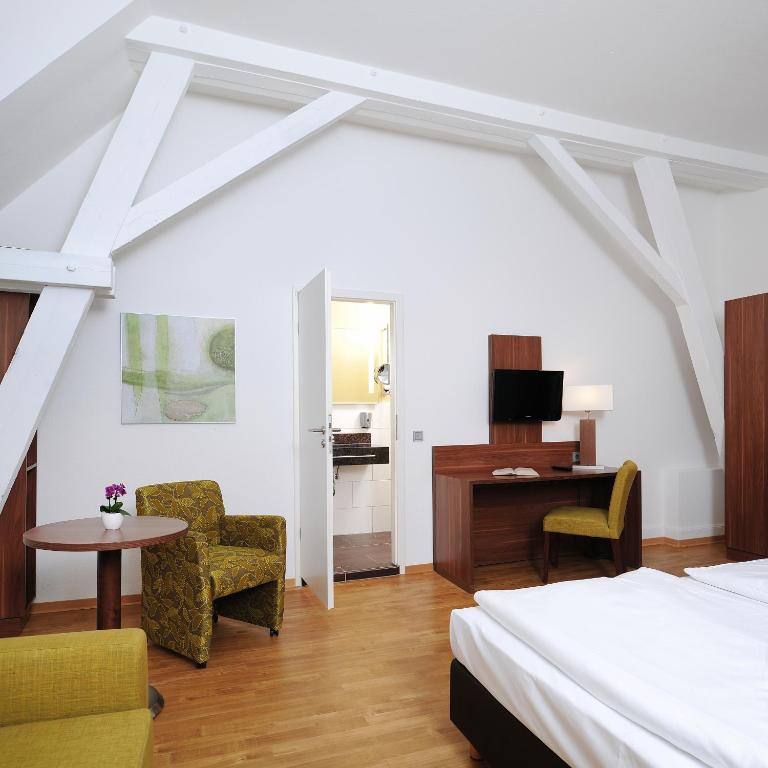 Двухместный (Двухместный номер с двуспальной кроватью и дополнительной кроватью) отеля Bildungshaus St. Bernhard - Wohnen und Tagen, Баден-Баден