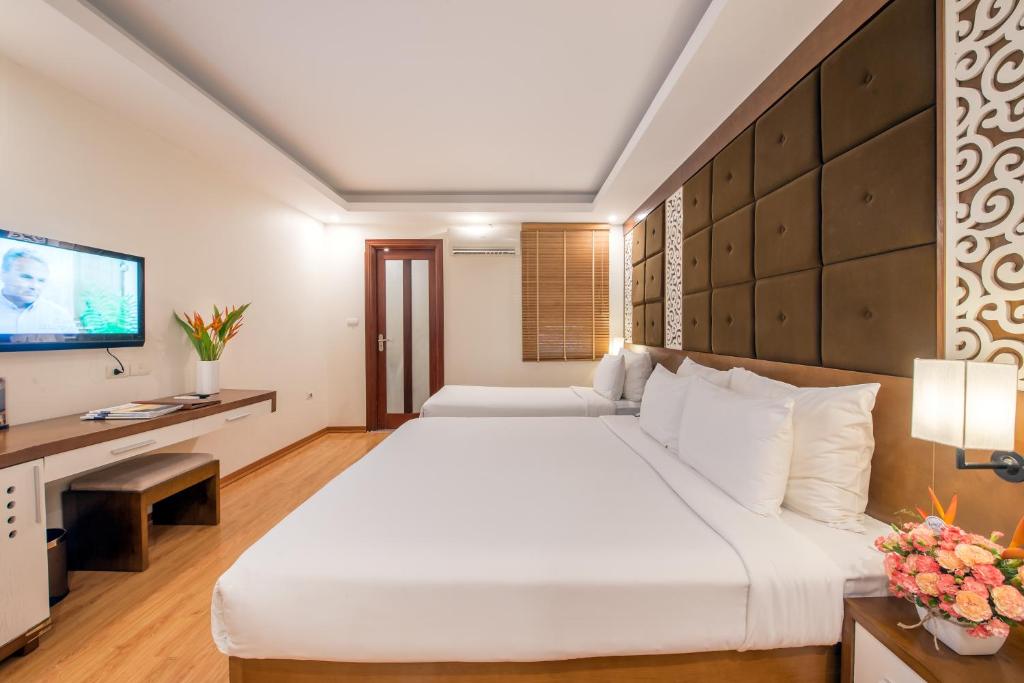 Трехместный (Улучшенный трехместный номер) отеля Rising Dragon Villa Hotel, Ханой