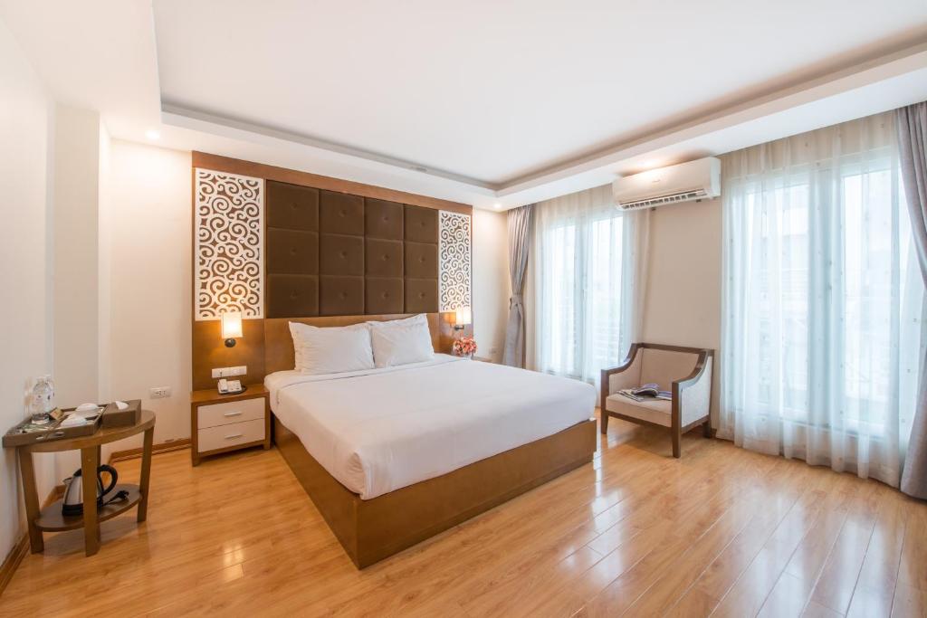 Двухместный (Двухместный номер Делюкс с 1 кроватью или 2 отдельными кроватями, вид на город) отеля Rising Dragon Villa Hotel, Ханой