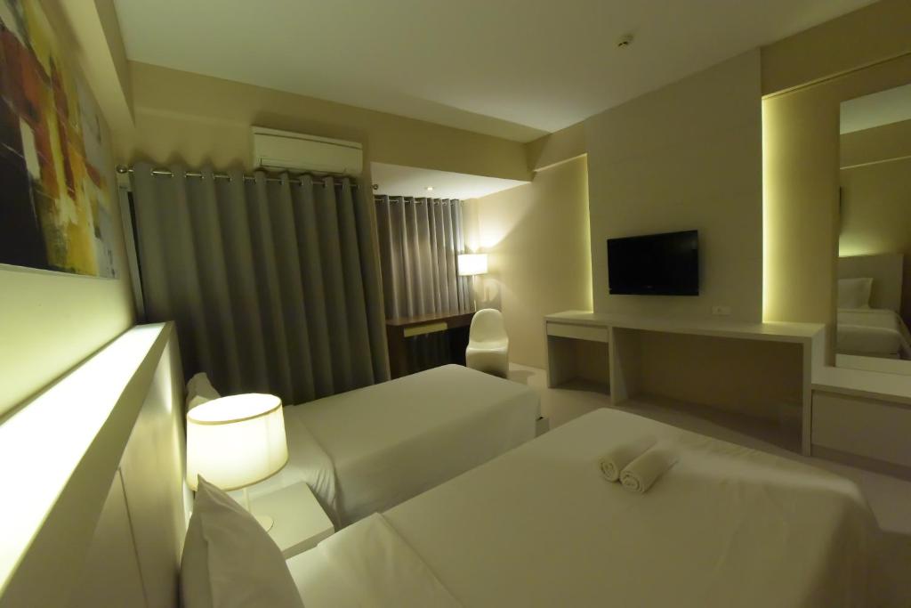 Двухместный (Улучшенный двухместный номер с 2 отдельными кроватями) отеля Trendy Hotel, Накхонпатхом