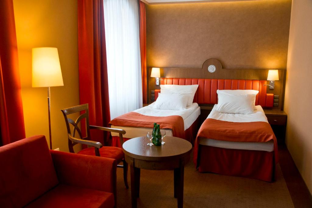 Двухместный (Двухместный номер с 2 отдельными кроватями и диваном-кроватью – Для некурящих) отеля BEST WESTERN Grand Hotel, Кельце