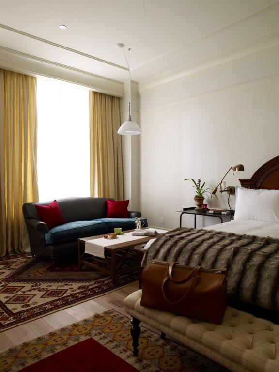 Двухместный (Улучшенный номер с кроватью размера «king-size») отеля The Greenwich Hotel, Нью-Йорк