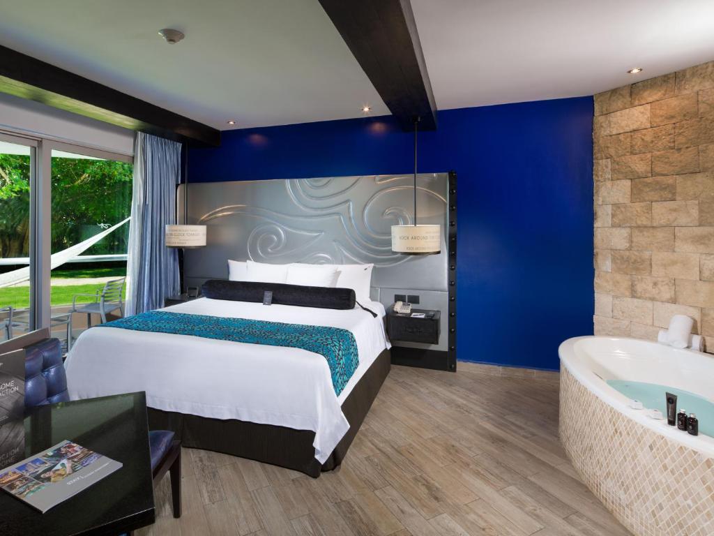 Двухместный (Номер Делюкс «Хэвен Голд» с кроватью размера «king-size») курортного отеля Hard Rock Hotel Riviera Maya - Hacienda All Inclusive, Пуэрто-Авентурас
