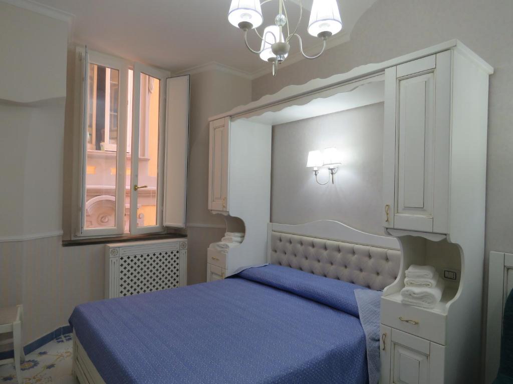 Двухместный (Двухместный номер Делюкс с 1 кроватью и дополнительной кроватью) отеля Olimpo degli Dei, Неаполь