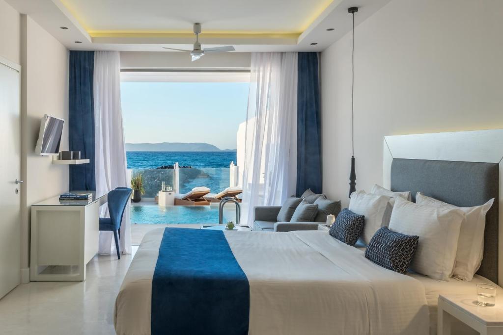 Сьюит (Люкс Island рядом с берегом с собственным бассейном с подогревом и выходом на пляж) отеля Knossos Beach Bungalows & Suites, Коккини-Хани