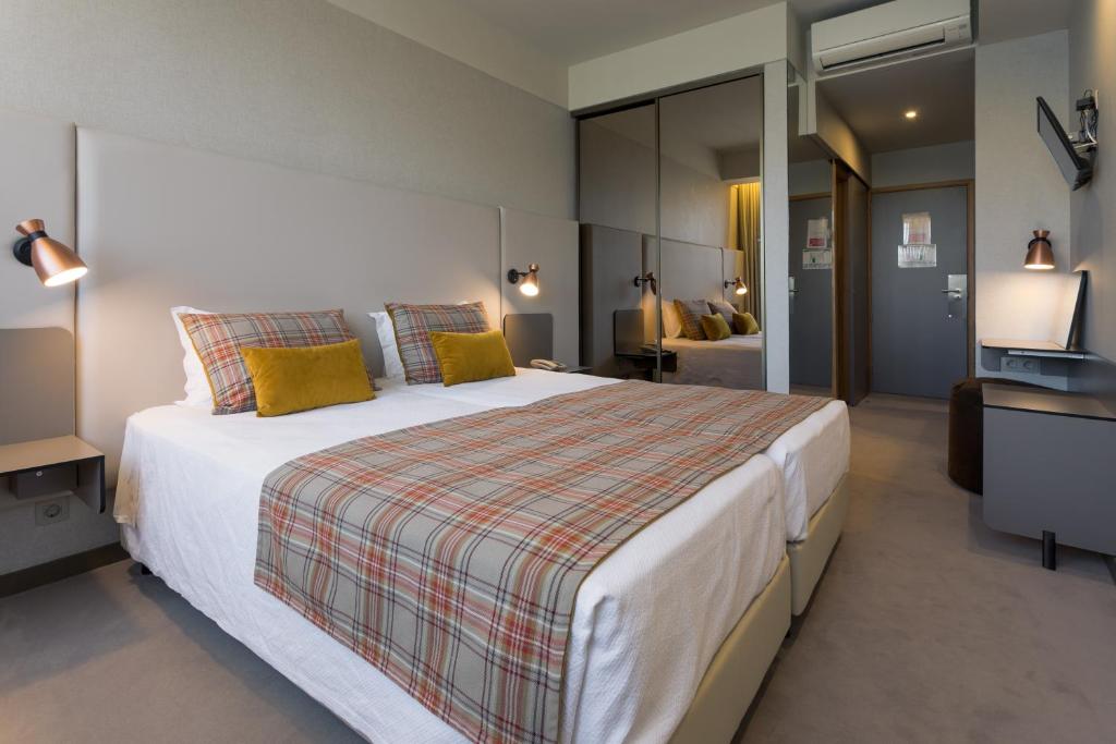 Двухместный (Улучшенный двухместный номер с 1 кроватью или 2 отдельными кроватями) отеля Hotel Malaposta, Порту