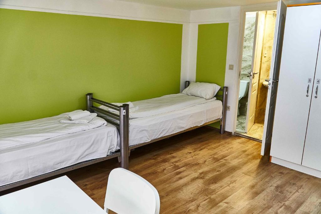 Двухместный (Двухместный номер с 2 отдельными кроватями и собственной ванной комнатой) хостела Center Hostel and Guest House, Будапешт