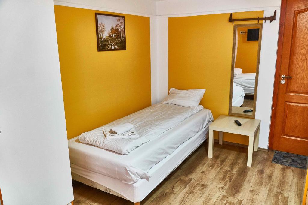 Трехместный (Трехместный номер с собственной ванной комнатой) хостела Center Hostel and Guest House, Будапешт