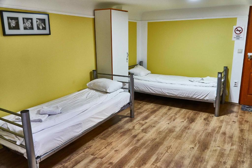 Четырехместный (Четырехместный номер с собственной ванной комнатой) хостела Center Hostel and Guest House, Будапешт