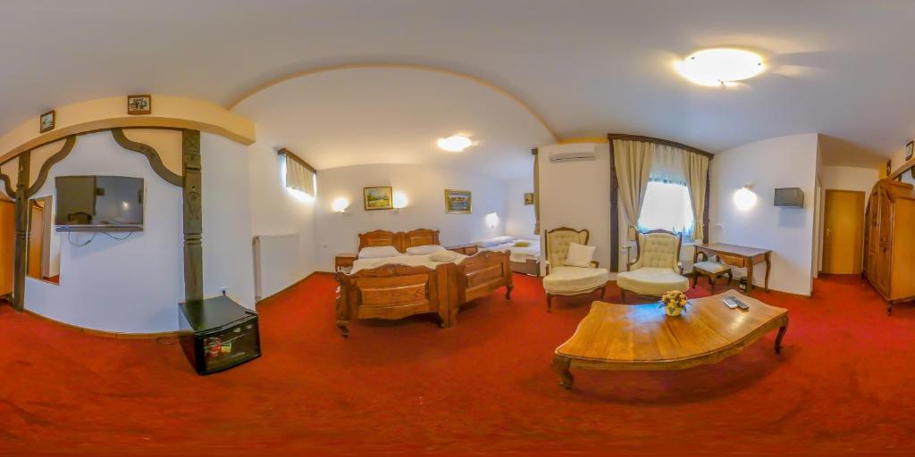 Четырехместный (Улучшенный четырехместный номер) отеля Hotel Garten, Славонски-Брод