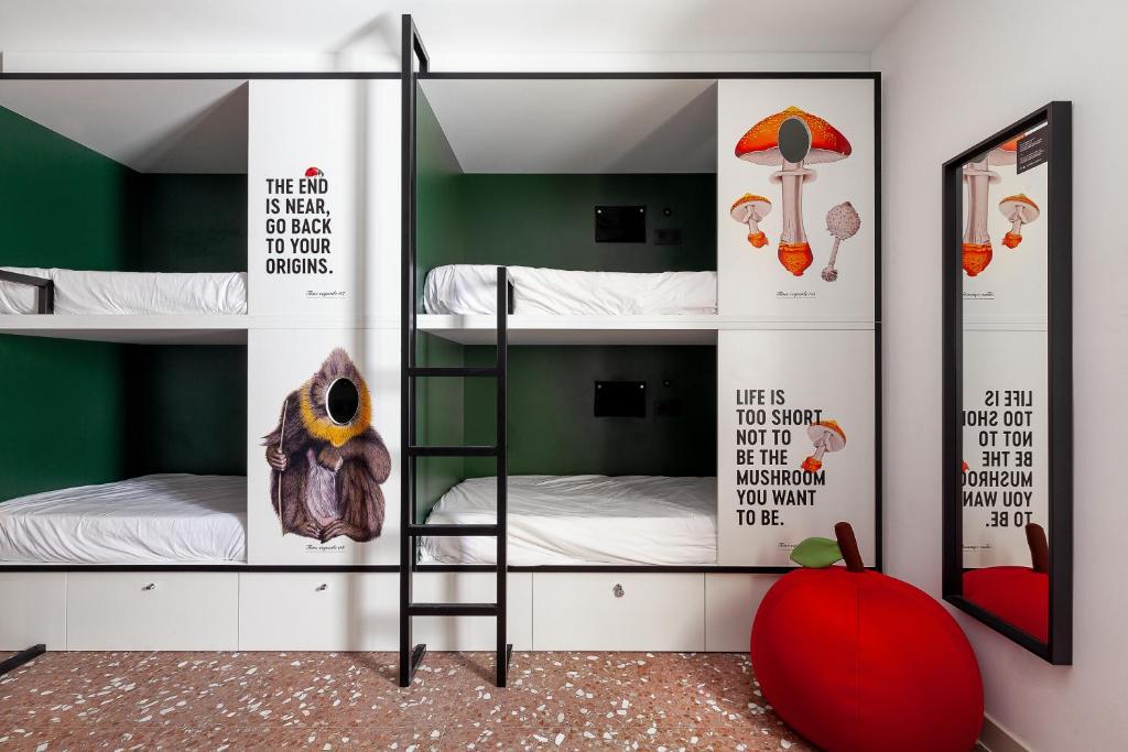 Номер (Кровать в общем женском номере с 8 кроватями и общей ванной комнатой) хостела 2060 The Newton Hostel, Мадрид