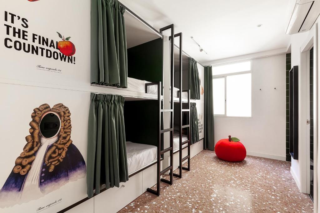 Номер (Спальное место в 4-местном общем номере для мужчин и женщин с ванной комнатой) хостела 2060 The Newton Hostel, Мадрид