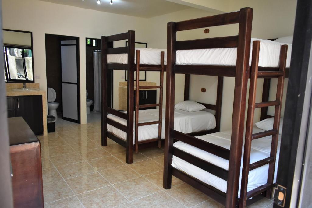 Четырехместный (Четырехместный номер эконом-класса) семейного отеля Casa Janaab Palenque, Паленке