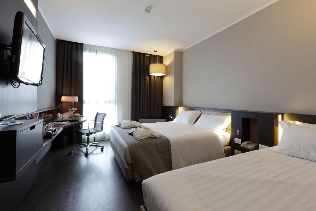 Трехместный (Standard Triple Room with 1 Queen and 1 Single Bed - Non-Smoking) отеля Best Western Premier CHC Airport, Генуя