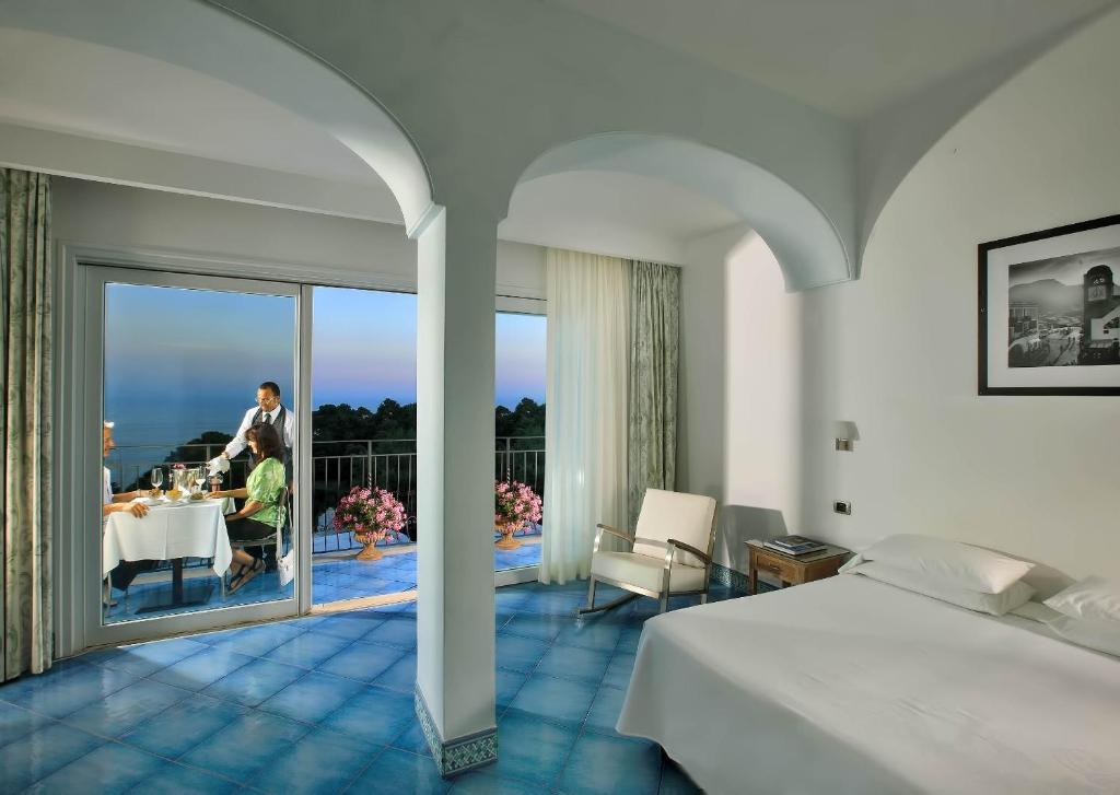 Двухместный (Улучшенный номер Делюкс на верхнем этаже с балконом с видом на море) отеля Hotel La Floridiana, Капри