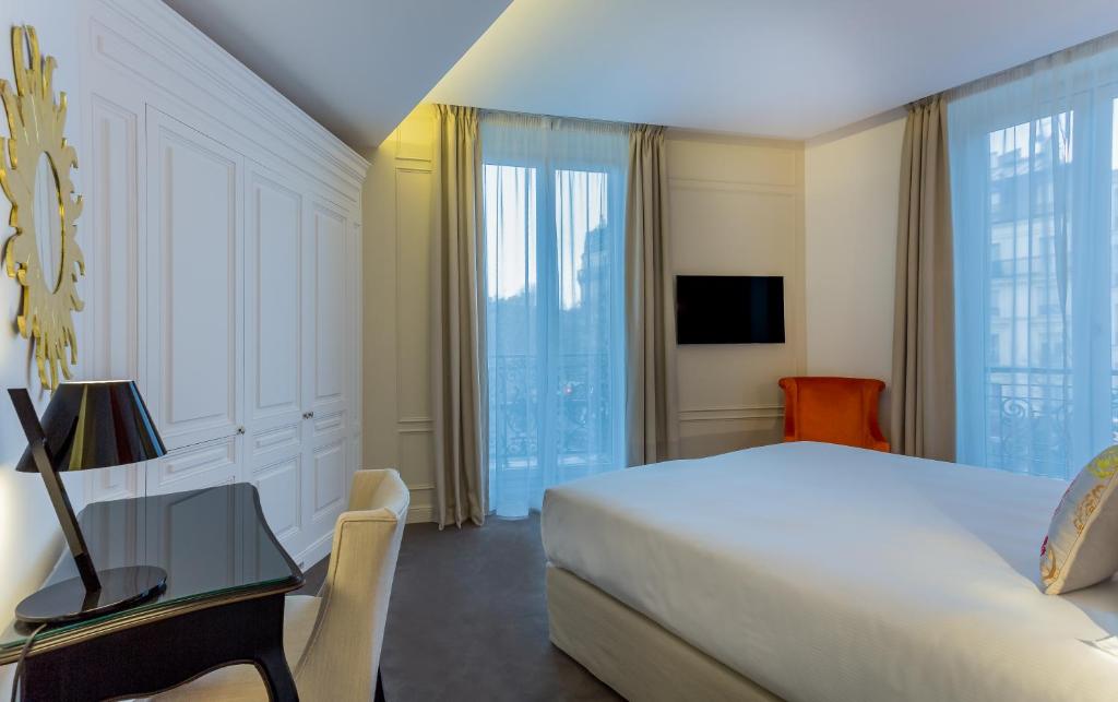 Двухместный (Двухместный номер «Комтес» с 1 кроватью и фронтальным видом на Эйфелеву башню) отеля Hôtel La Comtesse by Elegancia, Париж