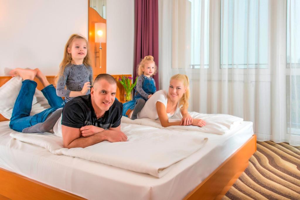 Семейный (Семейный номер с балконом) отеля Premium Hotel Panoráma, Шиофок
