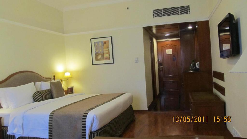 Четырехместный (Улучшенный двухместный номер с 1 кроватью) отеля Taj Deccan, Хайдарабад