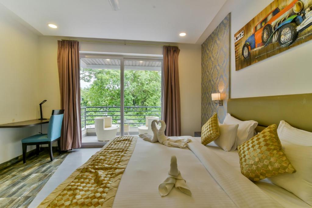 Двухместный (Улучшенный двухместный номер с 1 кроватью и балконом) курортного отеля Ramatan Resort, Анжуна