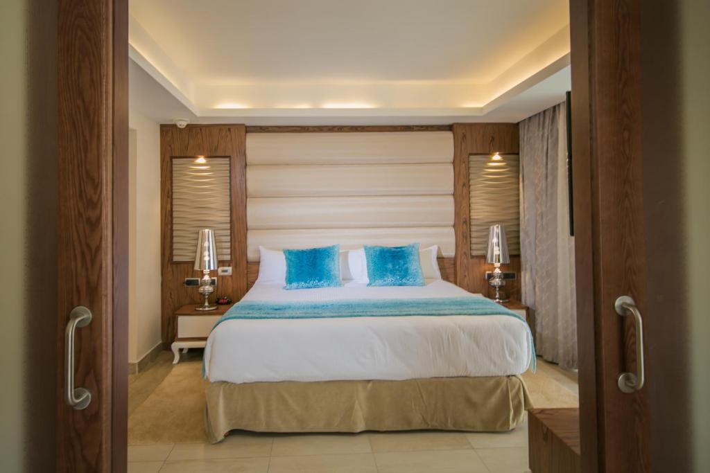 Двухместный (Люкс с 1 спальней и гидромассажной ванной (для 2 взрослых и 2 детей) - Бесплатный Wi-Fi) курортного отеля Majestic Mirage Punta Cana, All Suites, Баваро