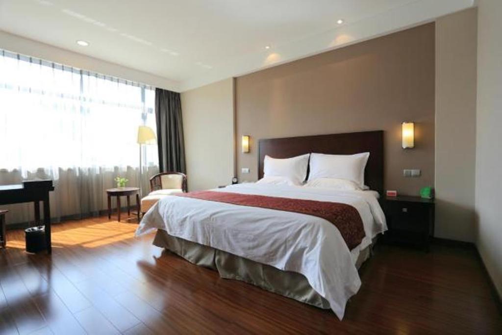 Двухместный (Deluxe King Bed Smoking Room) отеля Ramada Suzhou Luzhi, Сучжоу