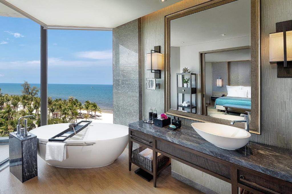 Двухместный (Классический номер Resort с 1 кроватью размера «king-size», вид на океан) курортного отеля InterContinental Phu Quoc Long Beach Resort, Дуонг-Донг
