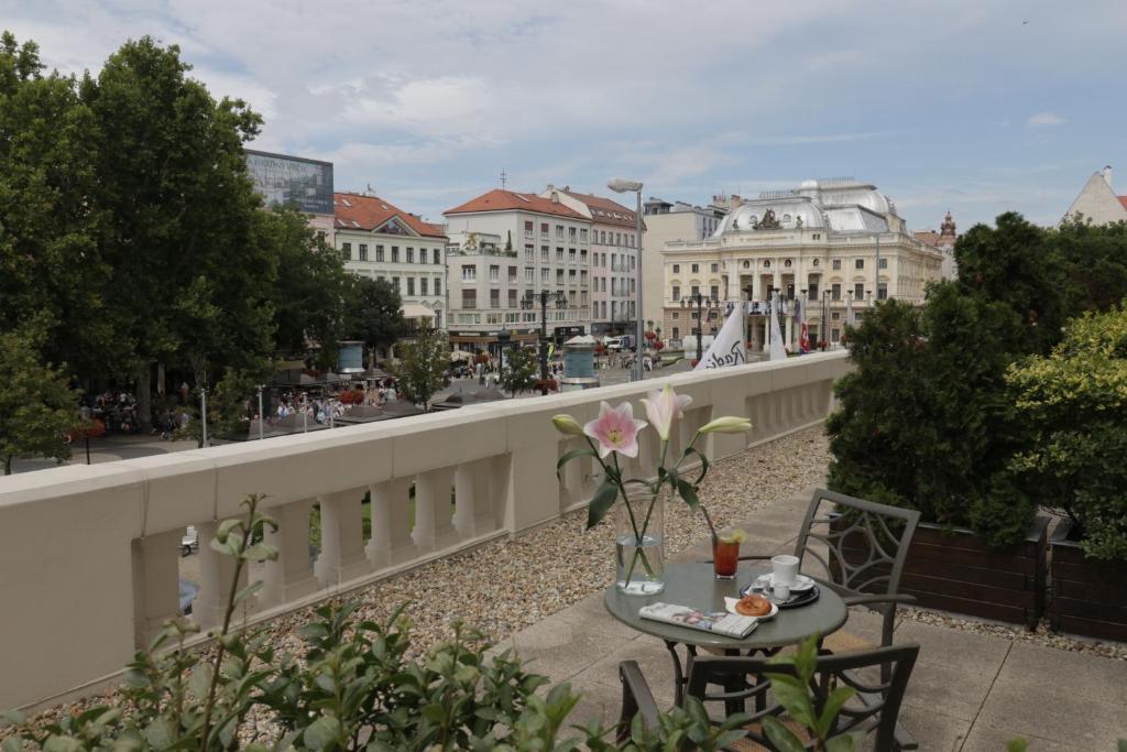 Двухместный (Номер «Премиум» с окном и террасой) отеля Radisson Blu Carlton Hotel, Bratislava, Братислава