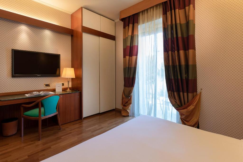 Двухместный (Двухместный номер с 1 кроватью и доступом к пляжу) отеля Hotel Polo, Римини