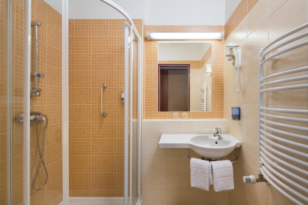 Двухместный (Улучшенный двухместный номер с 1 кроватью или 2 отдельными кроватями и балконом) отеля Benczur Hotel, Будапешт