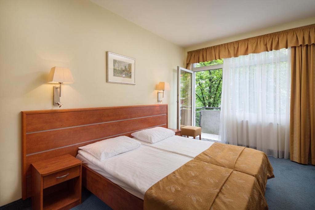 Трехместный (Улучшенный двухместный номер с дополнительной кроватью и балконом) отеля Benczur Hotel, Будапешт