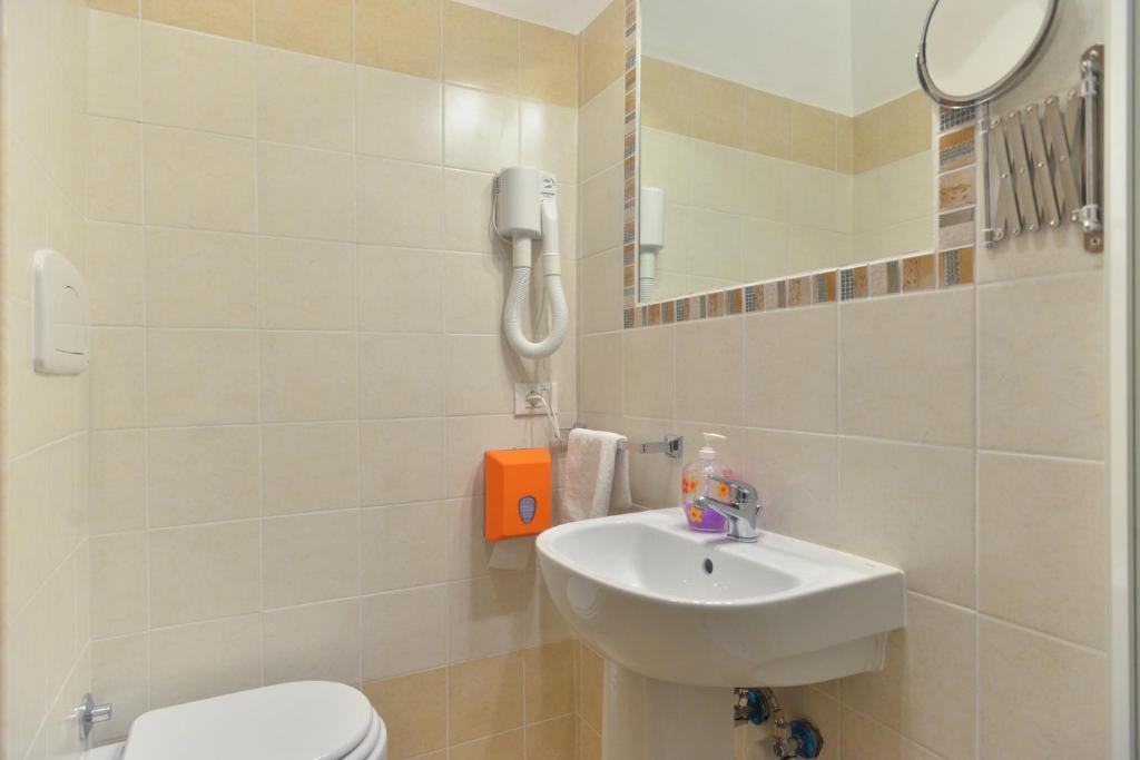 Одноместный (Стандартный одноместный номер с общей ванной комнатой) гостевого дома B&T Rooms, Рим