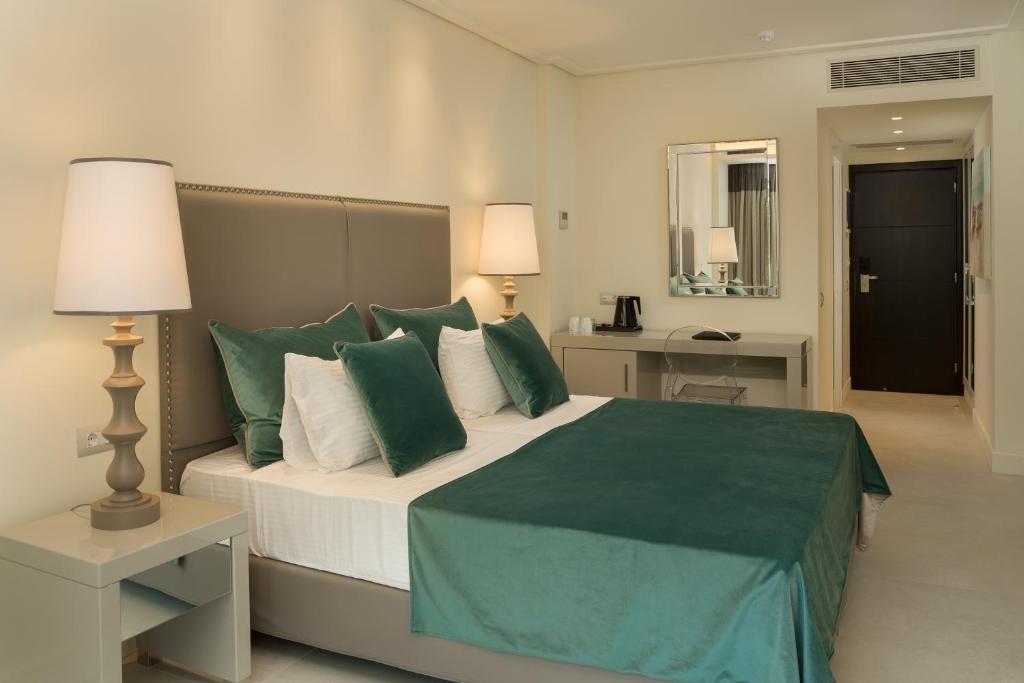 Двухместный (Улучшенный номер с видом на территорию острова) отеля Rodostamo Hotel & Spa- Adults Friendly, Коммено