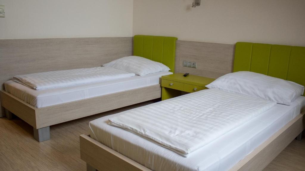 Двухместный (Улучшенный двухместный номер с 2 отдельными кроватями) отеля Gokart Hotel, Кечкемет