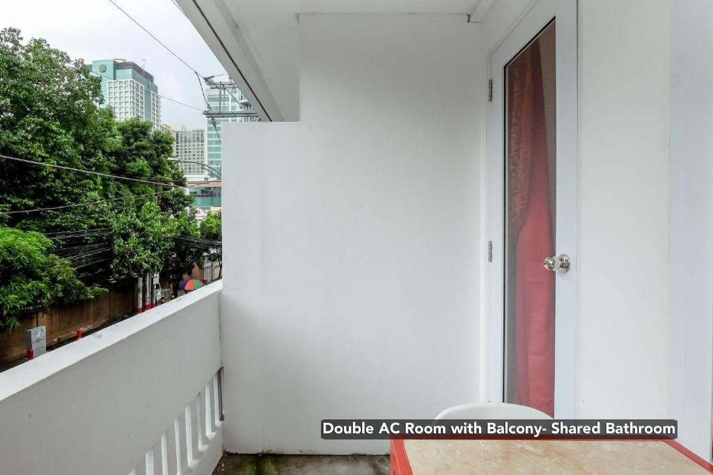 Двухместный (Двухместный номер с 1 кроватью, кондиционером и общей ванной комнатой с балконом) гостевого дома Stay Malate (Wanderers Guest House), Манила