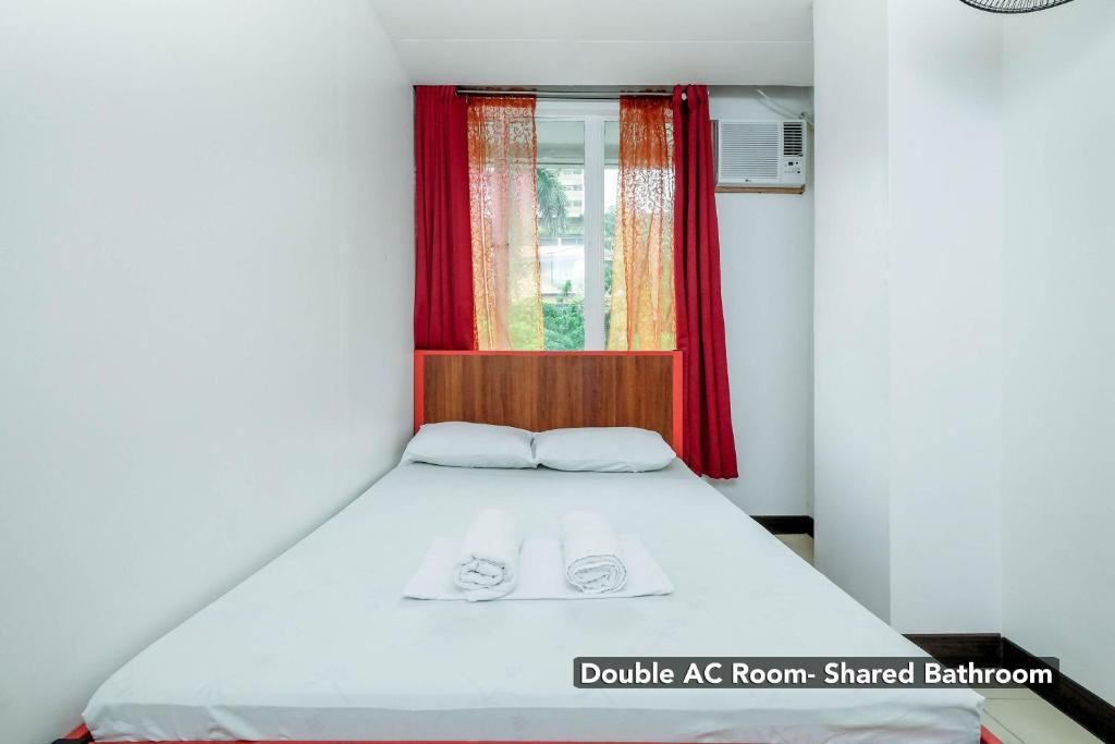Двухместный (Двухместный номер с 1 кроватью и общей ванной комнатой) гостевого дома Stay Malate (Wanderers Guest House), Манила