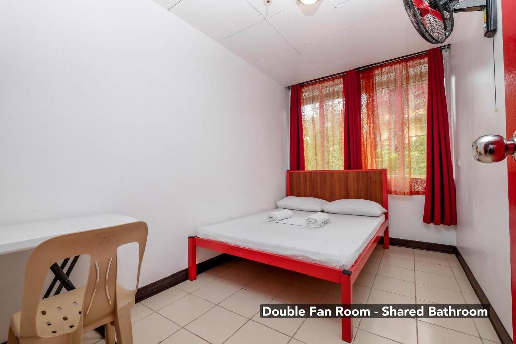 Двухместный (Двухместный номер с 1 кроватью, вентилятором и общей ванной комнатой) гостевого дома Stay Malate (Wanderers Guest House), Манила