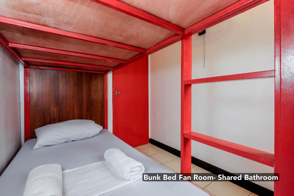 Номер (Спальное место на двухъярусной кровати в номере с вентилятором и общей ванной комнатой) гостевого дома Stay Malate (Wanderers Guest House), Манила