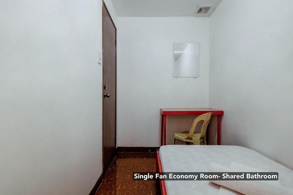 Одноместный (Одноместный номер эконом-класса с вентилятором и общей ванной комнатой) гостевого дома Stay Malate (Wanderers Guest House), Манила