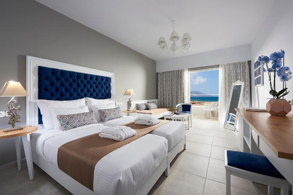 Двухместный (Двухместный номер Делюкс с 1 кроватью и боковым видом на море) курортного отеля Mythos Palace Resort & Spa, Георгиуполис