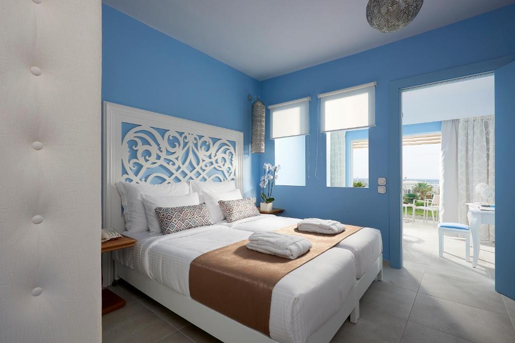 Сьюит (Полулюкс с видом на море) курортного отеля Mythos Palace Resort & Spa, Георгиуполис