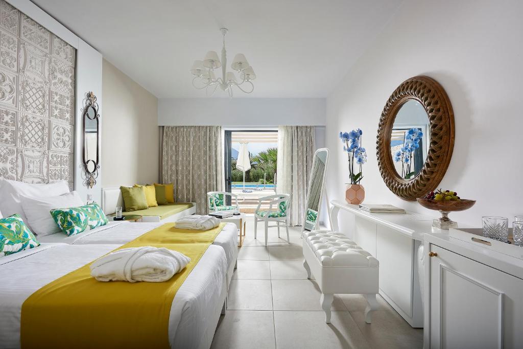 Двухместный (Представительский двухместный номер с общим бассейном) курортного отеля Mythos Palace Resort & Spa, Георгиуполис