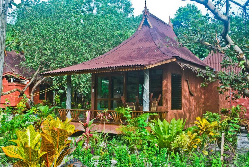 Сьюит (Полулюкс с видом на сад) курортного отеля Bamboo Bungalows, Ко Пхаям