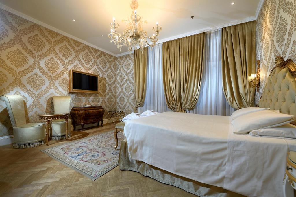 Двухместный (Улучшенный двухместный номер с 1 кроватью или 2 отдельными кроватями) отеля Hotel Ai Reali - Small Luxury Hotels of the World, Венеция