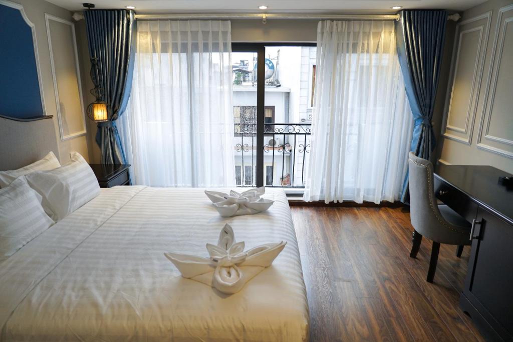 Сьюит (Premium Double Suite with Balcony) отеля Hanoi La Castela Hotel, Ханой