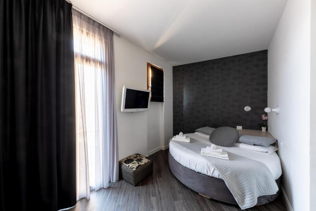 Двухместный (Двухместный номер эконом-класса с 1 кроватью, балконом и видом на город) гостевого дома Blue Inn Luxury Suites, Рим