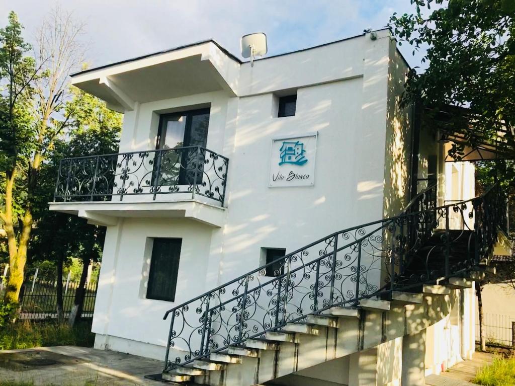 Трехместный (Трехместный номер с основными удобствами и общей ванной комнатой) гостевого дома Vila Blanca, Пьятра-Нямц