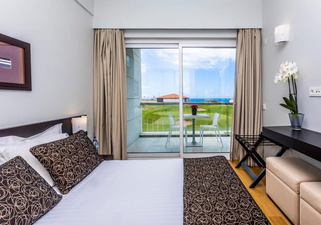 Сьюит (Полулюкс с видом на море) отеля Aldeia dos Capuchos Golf & SPA, Кошта-да-Капарика